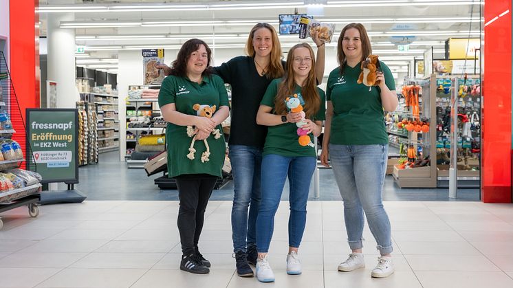 Die Filialleitung (rechts) Jennifer Nachbar und District Managerin Felicitas Stiedl (mitte) sowie Mitarbeiterinnen freuen sich auf die Eröffnung.