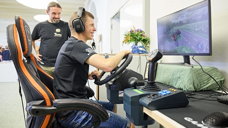 Innovatives Bildungskonzept: Schüler Jonas Weber und Lehrer Christian Hauser sind Teil des inklusiven Teams der Hephata-Berufsschule, das den „Lernacker“ in München präsentieren wird.