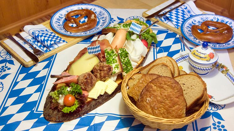 Gaudi trifft auf Good food mood: Die Oktoberfest-Tischdeko von Duni bringt Wiesn-Flair überall hin