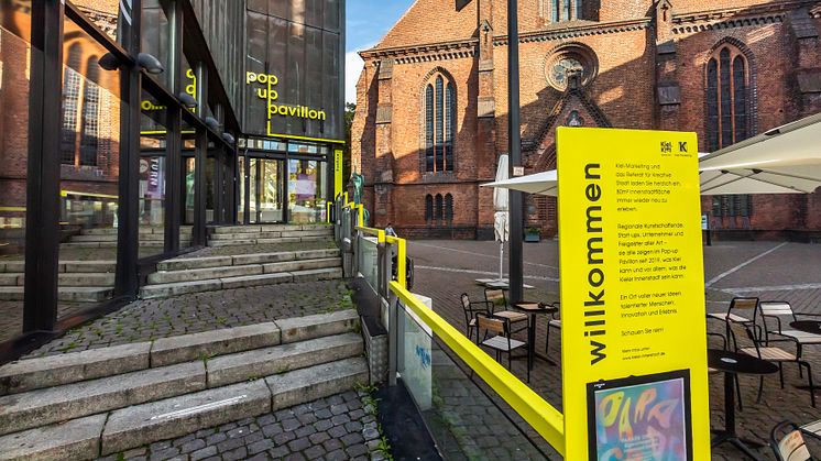 Der Pop-up Pavillon bietet eine Bühne inmitten der Kieler Altstadt (c) Matthias Masch.jpg