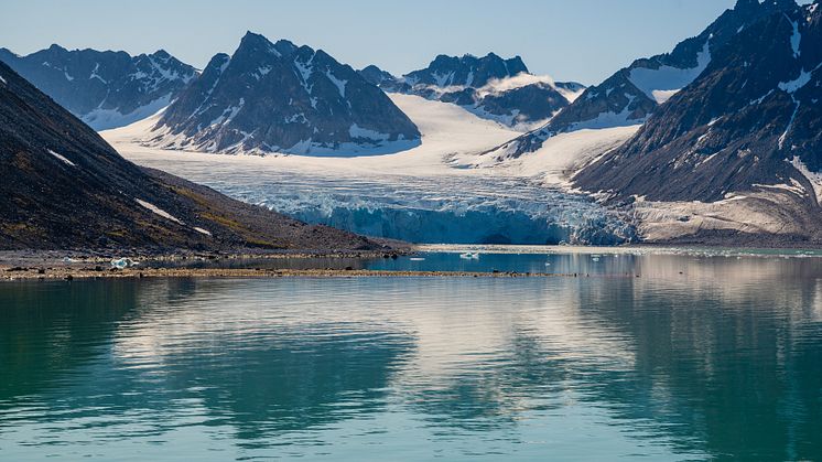 Fra skipet får gjestene panoramautsikt mot den spektakulære Svalbard-naturen. Foto: Hurtigruten Svalbard