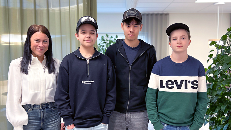 Sara Lundberg, personalutvecklare, tillsammans med praoelever från Hortlax skola, som under veckan fått en unik inblick i företagets olika verksamheter.