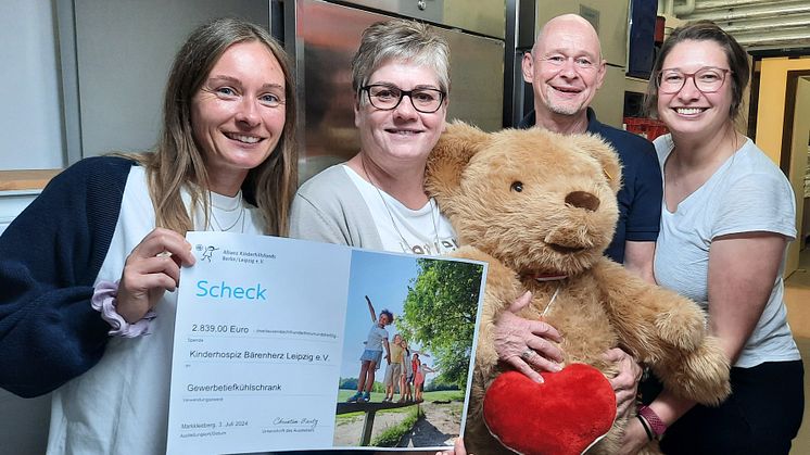 Kerstin Rein, Christin Bartz und Frank-Steffen Rein übergaben den Spendenscheck im Kinderhospiz an die Geschäftsführerin des Fördervereins Kinderhospiz Bärenherz Leipzig, Ulrike Herkner