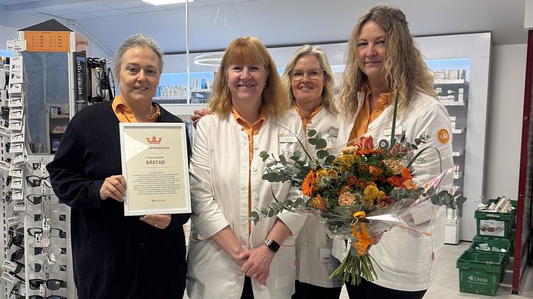 Apotekschef Ylva Thomsen med personalen på Kronans Apotek Båstad