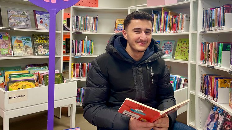  En av Kerlos Youssels jobb som ung ledare är att läsa för barn på biblioteket.