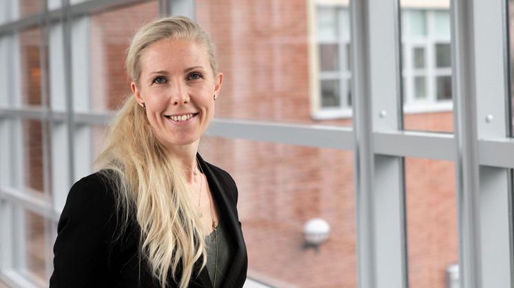 Mona Tynkkinens avhandling ger nya perspektiv på hur lärarrollen formas. Dessutom utmanar hon på ett spännande sätt hur forskning kommuniceras.