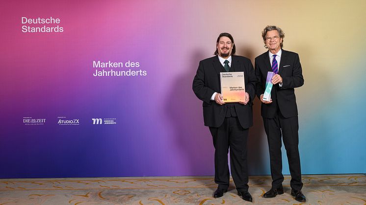 GEHWOL honoured: Gerlach Managing Director Timor Gerlach-von Waldthausen received the ‘Brand of the Century’ award from publisher Dr Florian Langenscheidt at the Hotel Adlon in Berlin. Picture: www.deutsche-standards.de