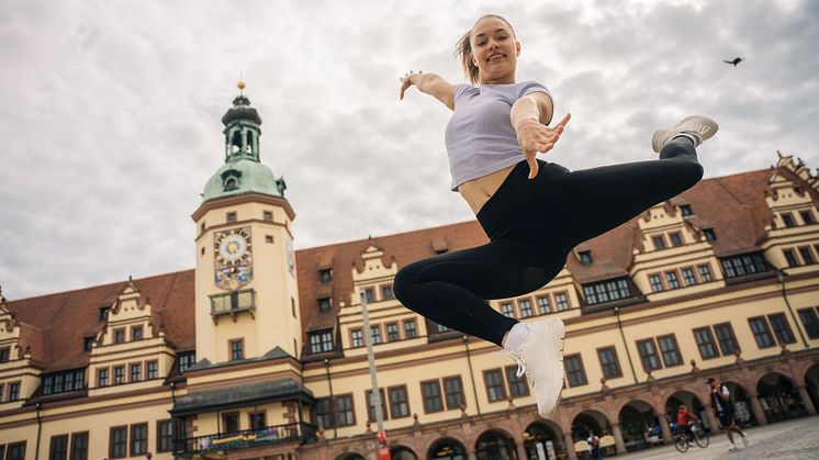 Internationales Deutsches Turnfest Leipzig 2025: Turnfest-Botschafterin Jessica Schlegel (TuG Leipzig) vor dem Alten Rathaus