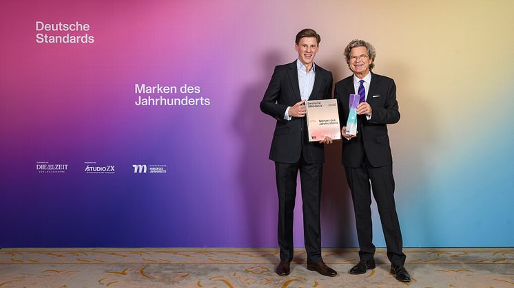 Neudorff-Geschäftsführer Richard von Herman (links) zusammen mit Dr. Florian Langenscheidt (rechts) bei der Übergabe der Auszeichnung. Foto: Phil Dera