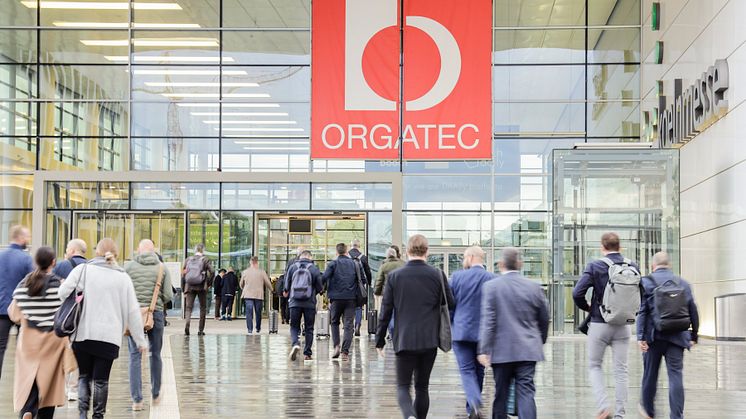 Die ORGATEC 2024 steht fest im Kalender von Entscheidern unterschiedlichster Branchen. Das und weitere positive Signale lassen die Büromöbelhersteller trotz eines schwachen ersten Halbjahrs zuversichtlich in die Zukunft blicken. Bild: Koelnmesse