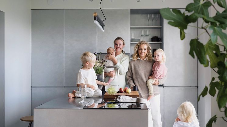 I fotot: Linnea Markmeyer och Vendela Wikman. Foto: Kate Gabor