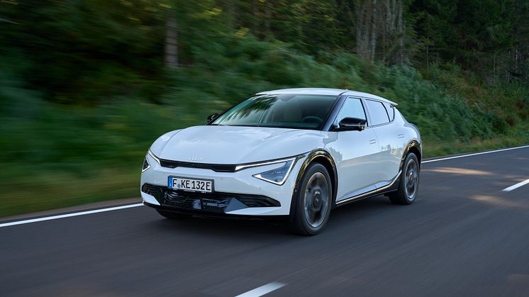 Bakhjulsdrivna Kia EV6 RWD och fyrhjulsdrivna EV6 AWD har en egen design i fronten och svarta lister runt hjulhusen.