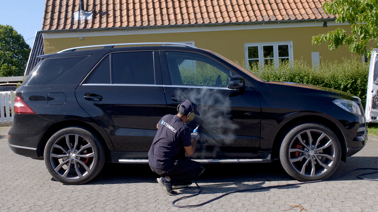Virksomheden SteamRex har specialiseret sig i mobil bilvask, hvor bilen rengøres med damp, mens den holder stille for eksempel på arbejdspladsen, i sommerhuset eller derhjemme i weekenden. Foto: PR.