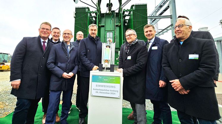 Ministerpräsident Dr. Markus Söder (5.v.li.) nahm den Batteriespeicher mit Bayernwerk-CEO Dr. Egon Leo Westphal (3.v.li) und weiteren Ehrengästen symbolisch in Betrieb