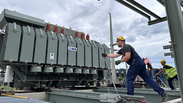Herzstück der Einspeisesteckdose: Ein leistungsstarker Trafo wird als Verbindung zwischen Mittel- und Hochspannung die Aufnahme und Verteilung dezentral erzeugter Energie möglich machen.