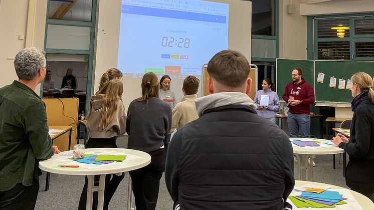Innovatives Lehrformat "Alumni-Dinner 2045" | Visionen entwickeln und Kompetenzen reflektieren