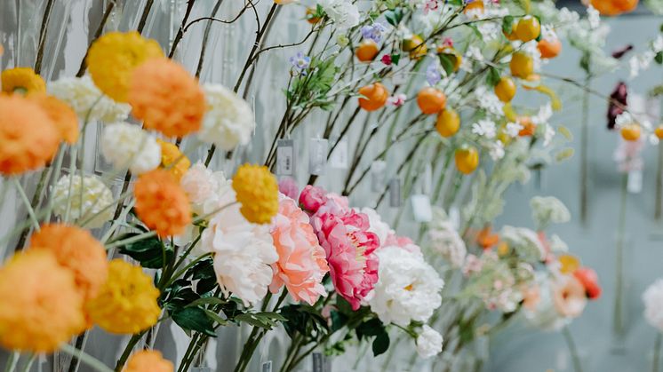 Blommor på vägg av SILKA