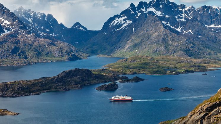 MS Richard With i Raftsundet. Foto: Christian Huehn / Hurtigruten Norge