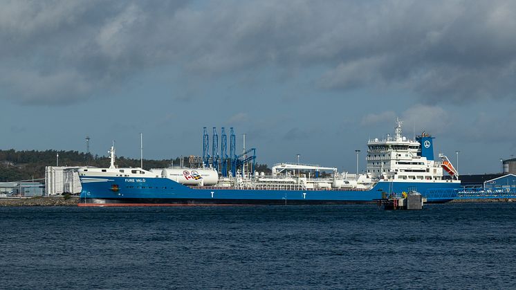 Bild på Fartyget Furu Valö vid Energihamnen i Göteborgs Hamn. 