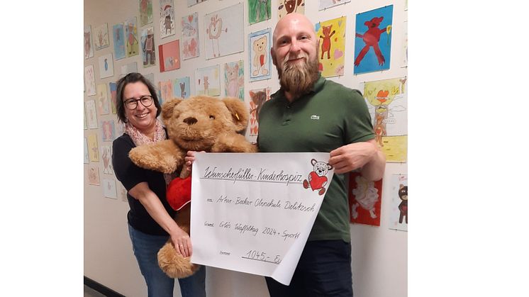 Kerstin Stadler nahm den Spendenscheck von Andy Bernhardt, dem engagierte Schulleiter der Artur-Becker-Oberschule Delitzsch, entgegen