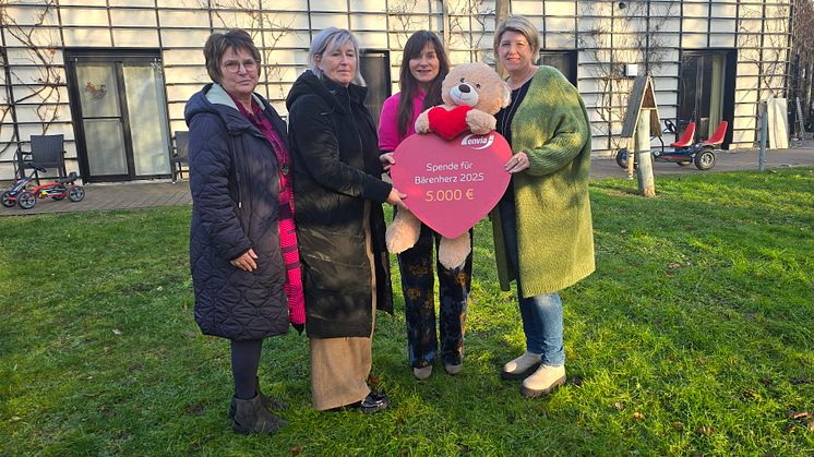 Babett Fichtner (Immobilienmanagement enviaM), Inka Schäfer (Leiterin Immobilienmanagement enviaM), Mona Meister vom Kinderhospiz und Sigrid Nagl (Vorstand Personal und Arbeitsdirektorin) präsentieren stolz den Spendenscheck 