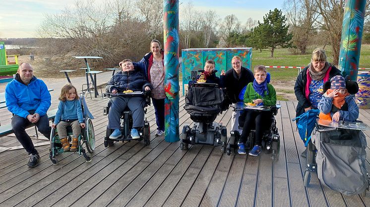 Bärenherz-Team mit Kindern am Cospudener See