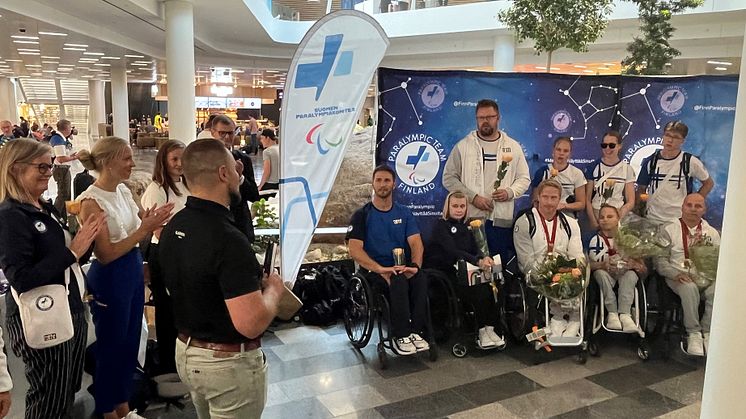 Suomen Paralympiajoukkueen paluujuhlassa Garminin Toni Kärkinen oli jakamassa Garmin-laitteet Helsinki-Vantaan lentoasemalla Pariisista palanneille paralympiaurheilijoille. Kuva: Paralympiakomitea.