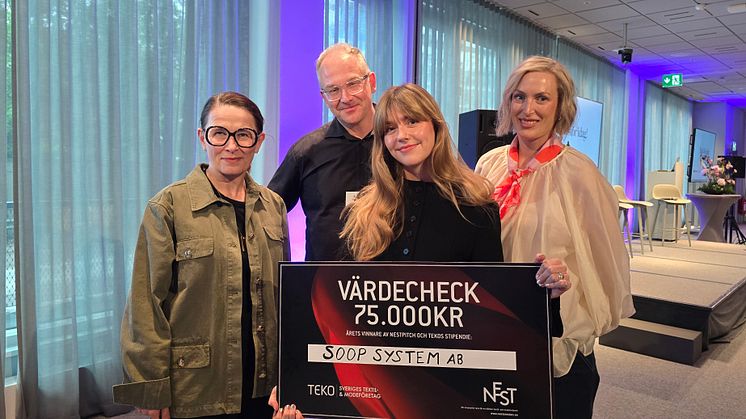 Cecilia Nykvist, VD för TEKO, delade ut NEST stipendium 2025 till Soop System; Patrick Redestam, Linnea Lundmark och My Johannesen