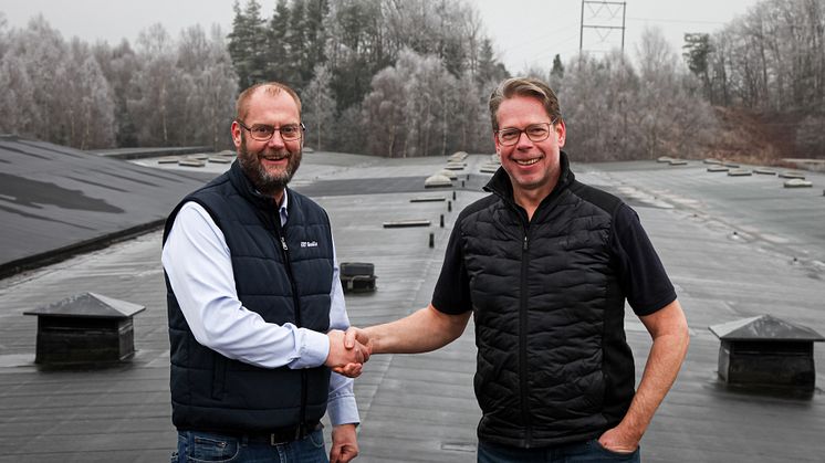 Nichlas Ernstsson, VD på ERT Godis (vänster), och Kristofer Nilsson, VD på Torkelson Möbel (höger), efter förvärvet av fastigheten i Skånes Fagerhult – en nyckelinvestering för koncernens tillväxt.