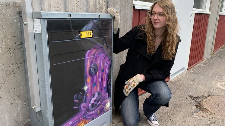 Ella Gyllenhaal från Rosvik med sitt verk Flyttbar fest, vid skåpet på Sundsgatan/Kyrkbrogatan