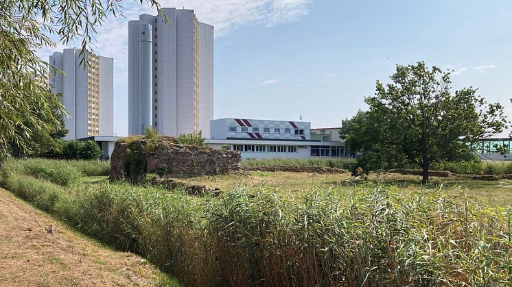 Burgruine Glambek und Arne Jacobsen Bau in Burgtiefe auf Fehmarn © BIG Städtebau GmbH