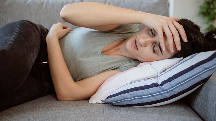 Sofa statt Freibad: Wer unter Migräne leidet, kann den Sommer oft nicht so recht genießen. Foto: Biolectra/iStock-1355075219 Packshot Biolectra