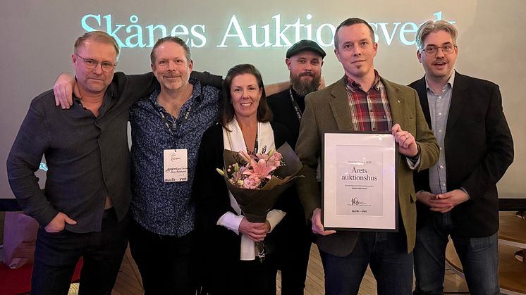 VD Anna Rodman med personal från Skånes Auktionsverk firar utmärkelsen Årets Auktionshus 2024.
