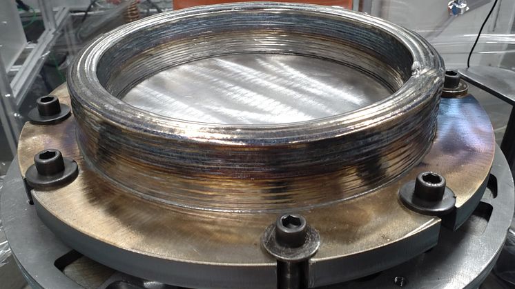 Att bygga komponenter med additiv tillverkning sparar mycket tid och material jämfört med traditionell tillverkningsteknik. Bilden visar en provgeometri byggd på Produktionstekniskt centrum. Foto: Procada.