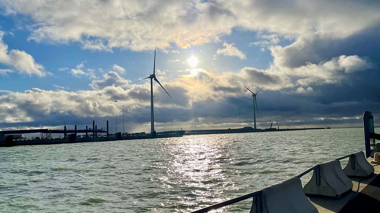 Två st 120 m höga vindkraftverk i Trelleborgs Hamn
