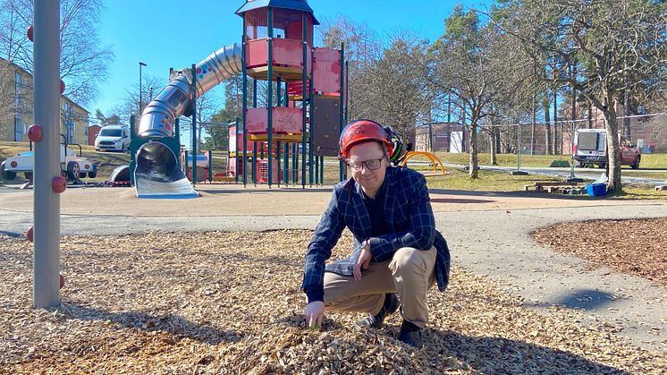 Martin Strömvall (KD), stadsbyggnadsnämndens ordförande tar det första symboliska spadtaget med en leksaksspade