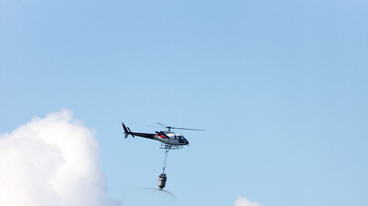 Gödsling med helikopter.
