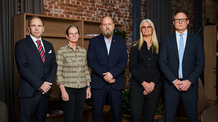 Från vänster: Henrik van Rijswijk, förhandlingschef Livsmedelsföretagen, Solweig Larsson, tredje ordf. Livs, Jolan Wennberg, andre ordf. Livs, Eva Guovelin, förbundsordförande Livs, Björn Hellman, vd Livsmedelsföretagen. Foto: Hanna Sörqvist