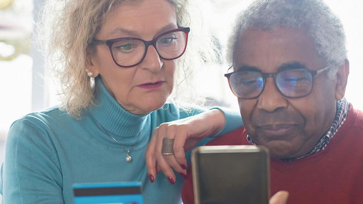 Den som saknar betalkonto och mobilt BankID får det svårt eller ibland omöjligt att exempelvis betala räkningar och handla på nätet. Foto: Pexels.com