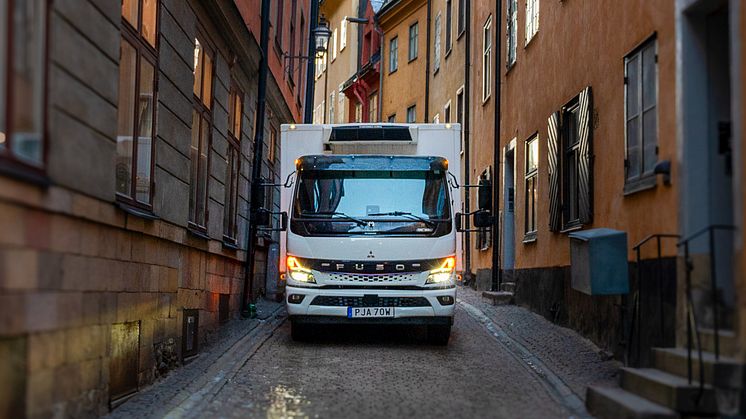 Martin & Serveras första FUSO eCanter används för kyl- och frystransporter på trånga gator i Stockholm.