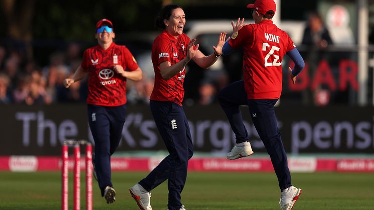 Em Arlott celebrating with Issy Wong. CREDIT:ECB/Getty