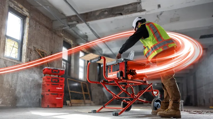 Håndverker bruker den batteridrevne Hilti SCT 60-22-bordsagen i et bygg under rehabilitering.