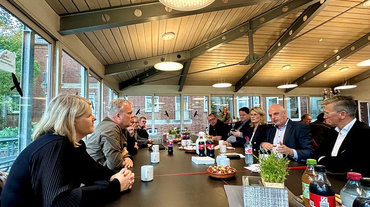 Die SPD-Bundestagsabgeordneten Sabine Poschmann (3.v.r) und Detlef Müller (2.v.r.) zu Besuch bei DSW21. Ganz rechts DSW21-Vorstandssprecher Jörg Jacoby.