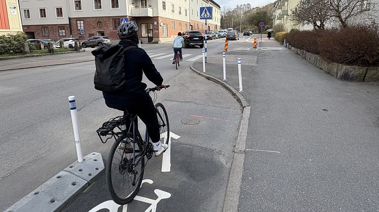 De nya cykelbanorna på Såggatan ska nu rätas ut, rakt fram och över avsmalningarna, som den på bilden, som finns på gatan. Bild: Göteborgs Stad