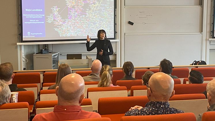 - Extra kul att föreläsa i Trollhättan! Här finns ju Sveriges första statligt ägda vattenkraftverk, sade Maja Lundbäck, statssekreterare på Klimat- och näringslivsdepartementet. Foto: Högskolan Väst