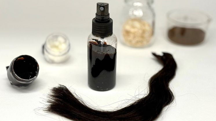 Det nya ligninbaserade balsamet kan enkelt sköljas bort från papper och hud med kallt vatten trots sin mörka färg. Foto: Mika Sipponen