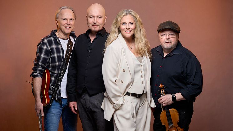 Kalle Moraeus, Gunilla Backman och Johan Boding förlänger publiksuccén "Den Svenska Sångboken" på turné!