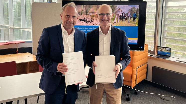 Thorsten Glauber und Egon Leo Westphal setzen sich für Artenvielfalt ein und haben dazu eine Kooperation vereinbart. 