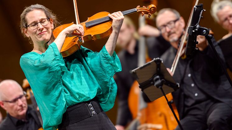 Violinisten och spelande ledaren Malin Broman har utsetts till ny musikalisk ledare för Nordiska Kammarorkestern. Foto: Lia Jacobi