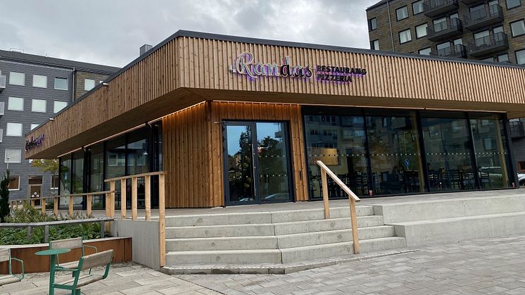 Ny mötesplats på Salviatorget för matsugna gäster.